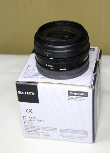 SONYのパンケーキレンズ　SEL20F28