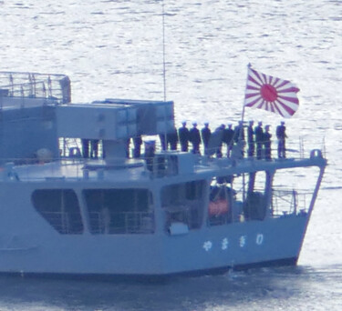 護衛艦　神戸港を出港